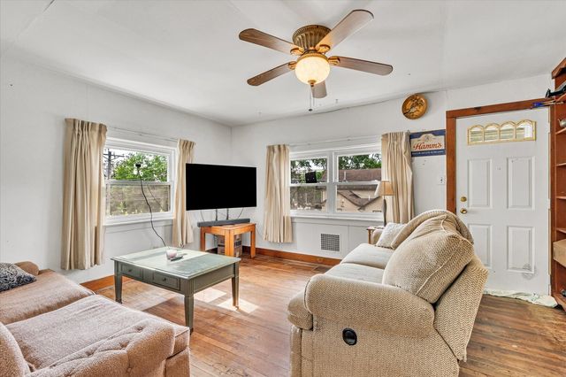 211 Jones Street, Le Claire, IA 52753