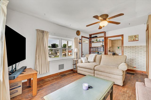 211 Jones Street, Le Claire, IA 52753