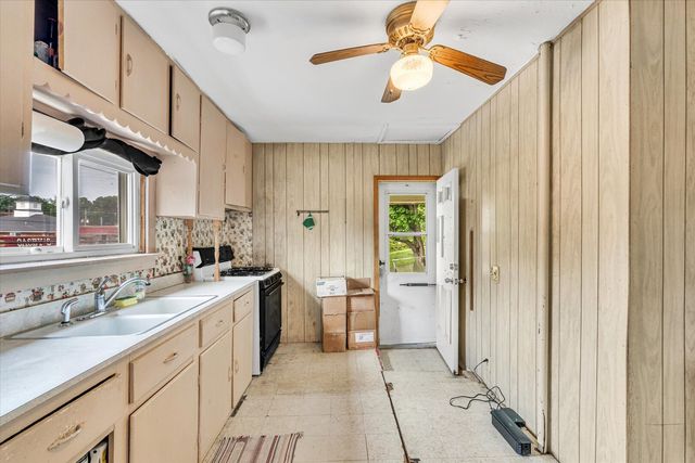 211 Jones Street, Le Claire, IA 52753