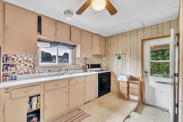 211 Jones Street, Le Claire, IA 52753
