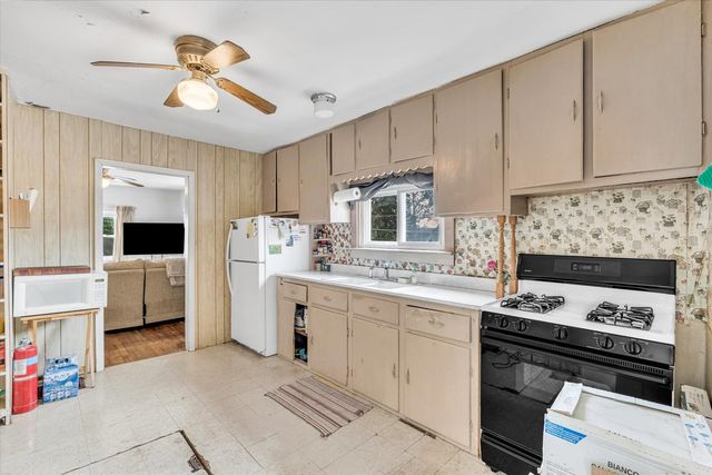 211 Jones Street, Le Claire, IA 52753