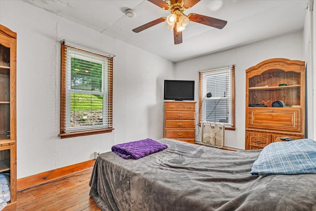 211 Jones Street, Le Claire, IA 52753
