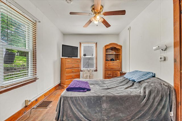 211 Jones Street, Le Claire, IA 52753