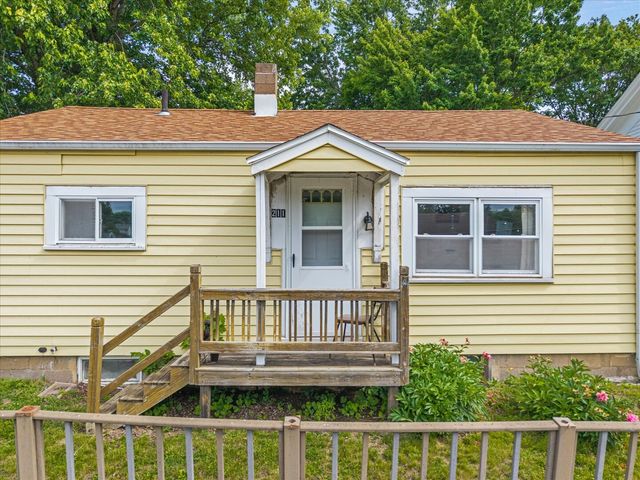 211 Jones Street, Le Claire, IA 52753
