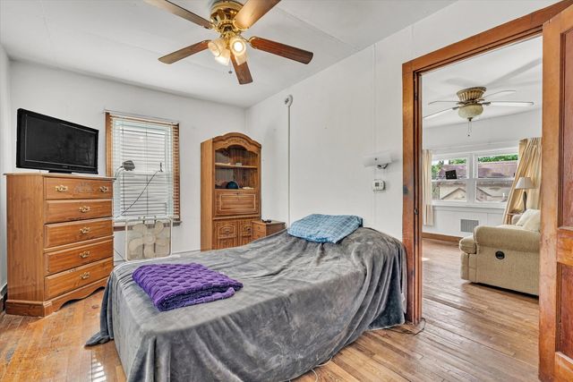 211 Jones Street, Le Claire, IA 52753