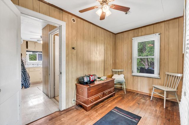 211 Jones Street, Le Claire, IA 52753