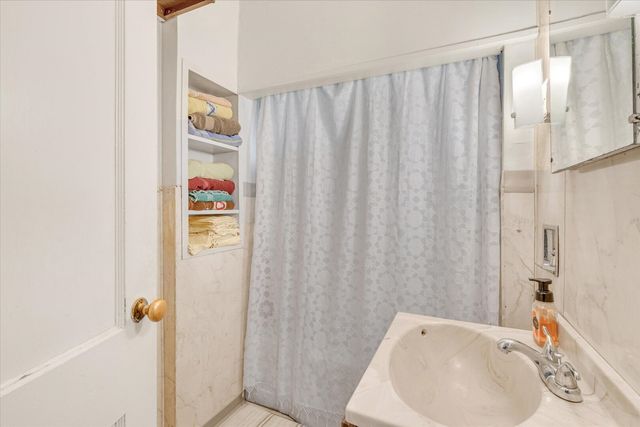 211 Jones Street, Le Claire, IA 52753