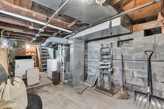 211 Jones Street, Le Claire, IA 52753