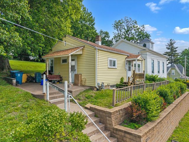 211 Jones Street, Le Claire, IA 52753