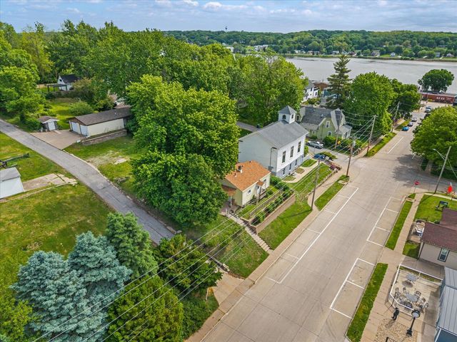 211 Jones Street, Le Claire, IA 52753