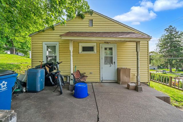 211 Jones Street, Le Claire, IA 52753