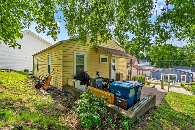 211 Jones Street, Le Claire, IA 52753