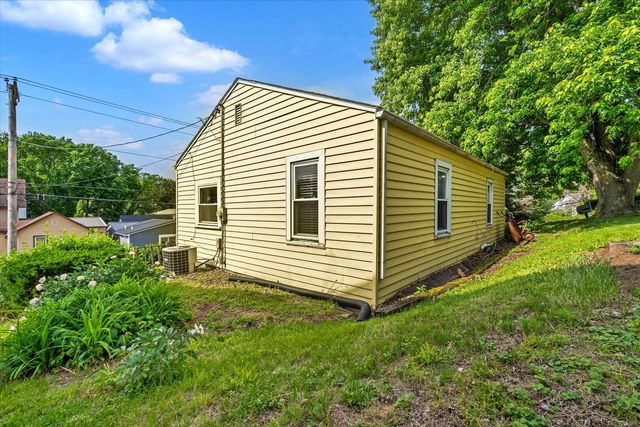 211 Jones Street, Le Claire, IA 52753