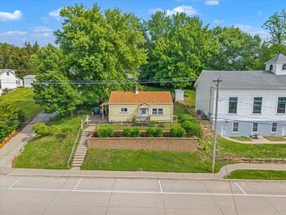 211 Jones Street, Le Claire, IA 52753