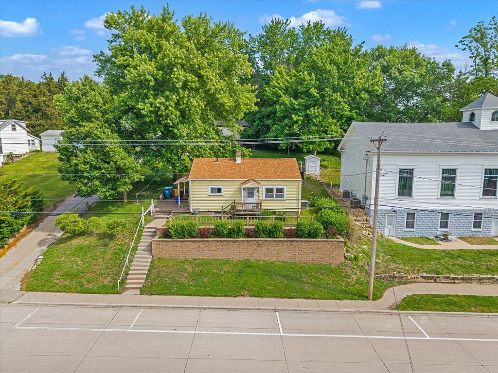 211 Jones Street, Le Claire, IA 52753