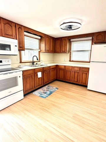 590 N End Blvd 4, Salisbury, MA 01952
