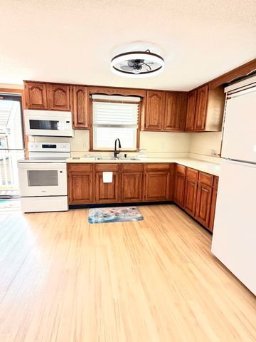590 N End Blvd 4, Salisbury, MA 01952