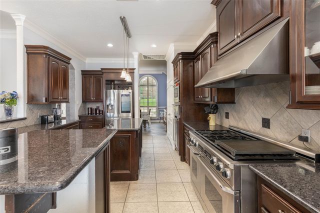 98 Victoria Drive W, Montgomery, TX 77356