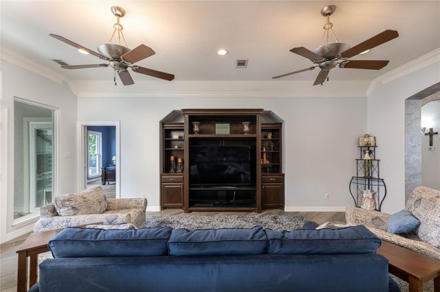 98 Victoria Drive W, Montgomery, TX 77356