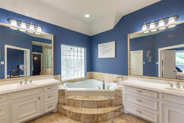 98 Victoria Drive W, Montgomery, TX 77356