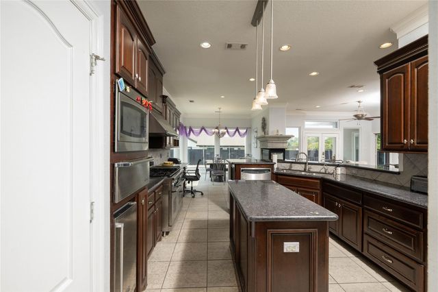 98 Victoria Drive W, Montgomery, TX 77356