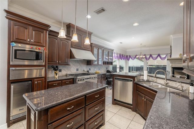 98 Victoria Drive W, Montgomery, TX 77356