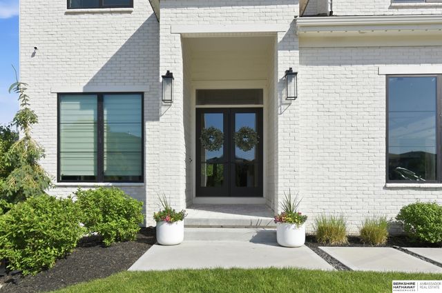 21407 B Street, Omaha, NE 68022