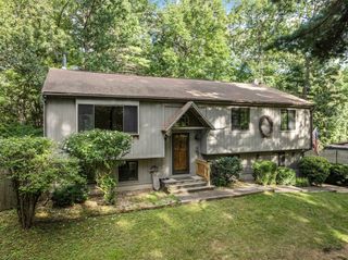 6 Jerry Rd, Sturbridge, MA 01566