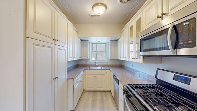 137 Lake Shore Rd 4, Boston, MA 02135