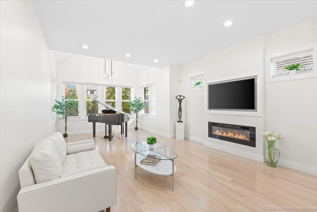 7440 S Oglesby Avenue, Chicago, IL 60649