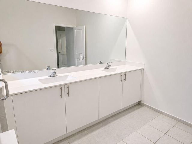 1050 SE 26th Ter ., Homestead, FL 33035
