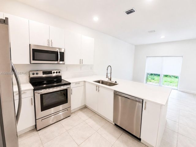 1050 SE 26th Ter ., Homestead, FL 33035