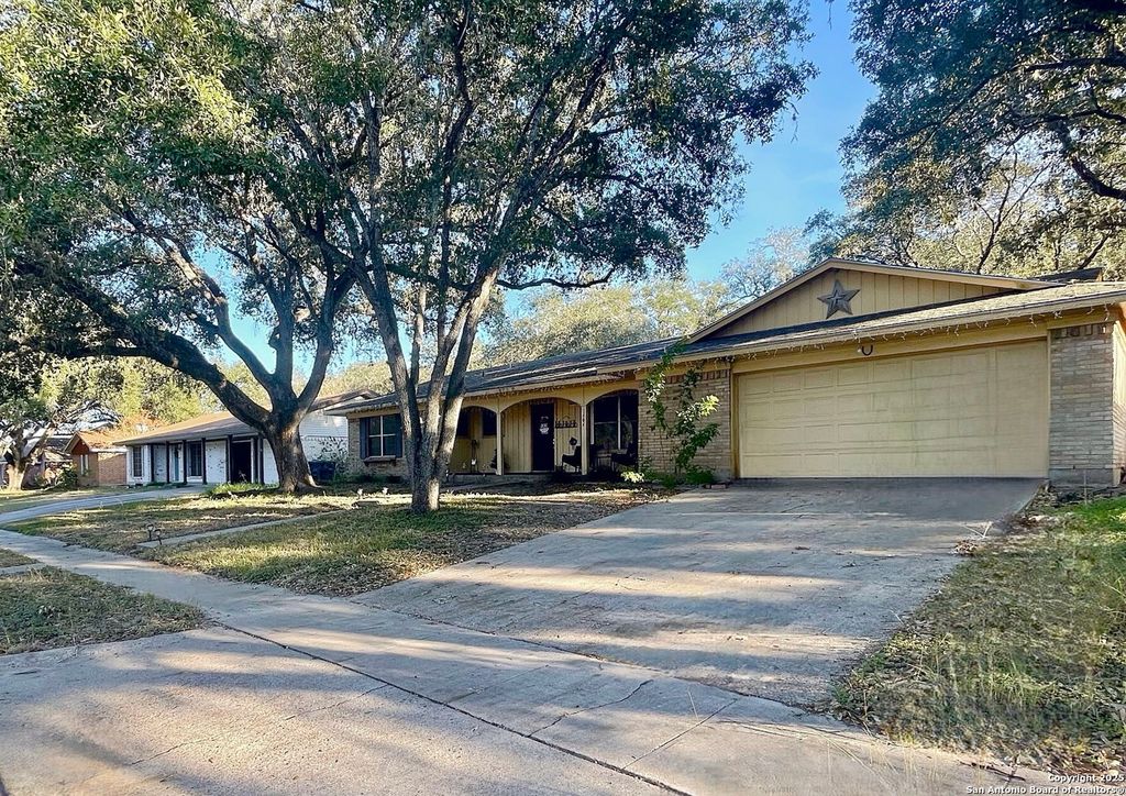 1404 inez, Beeville, TX 78102