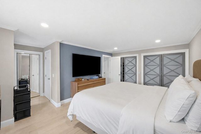 63 Acorn Ponds Drive, Roslyn, NY 11576