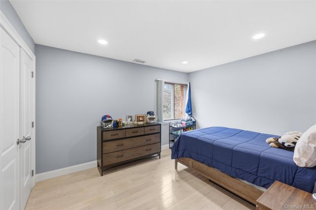 63 Acorn Ponds Drive, Roslyn, NY 11576