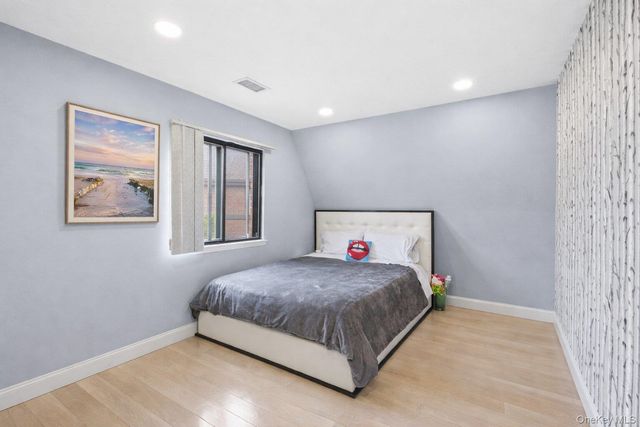 63 Acorn Ponds Drive, Roslyn, NY 11576