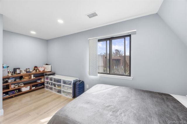 63 Acorn Ponds Drive, Roslyn, NY 11576