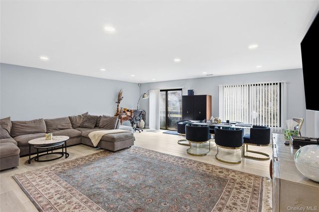 63 Acorn Ponds Drive, Roslyn, NY 11576