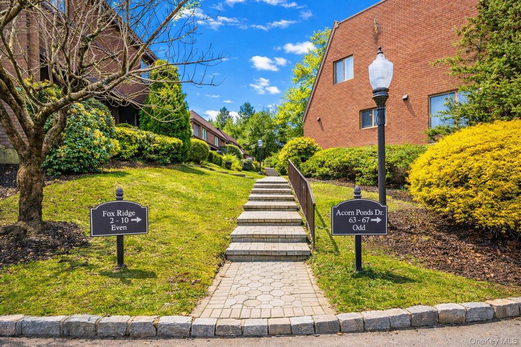 63 Acorn Ponds Drive, Roslyn, NY 11576