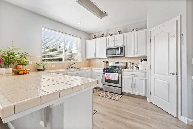 3931 E Hillcrest Avenue, Visalia, CA 93292