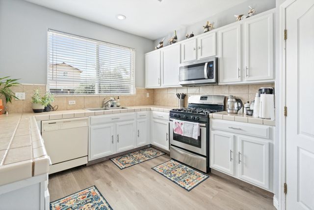 3931 E Hillcrest Avenue, Visalia, CA 93292