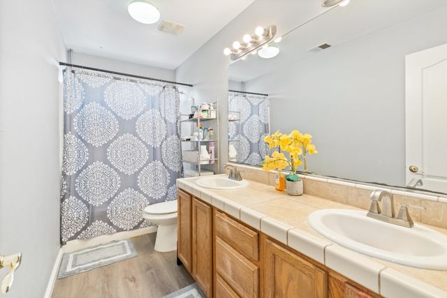 3931 E Hillcrest Avenue, Visalia, CA 93292