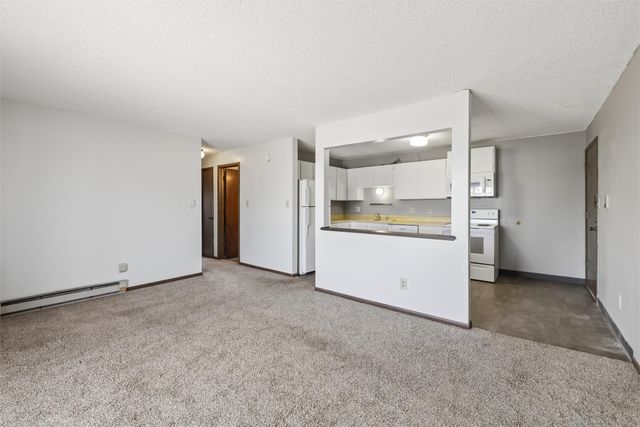 1831 Fuller Road 21, West Des Moines, IA 50265
