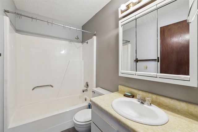 1831 Fuller Road 21, West Des Moines, IA 50265