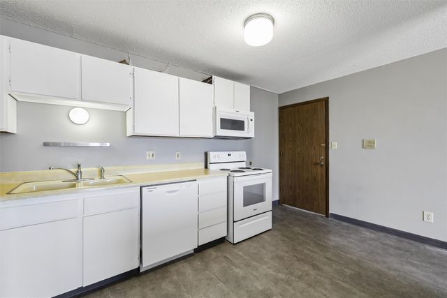1831 Fuller Road 21, West Des Moines, IA 50265