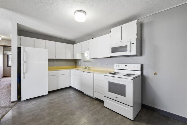 1831 Fuller Road 21, West Des Moines, IA 50265