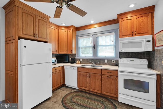 221 E AREBA AVE, Hershey, PA 17033