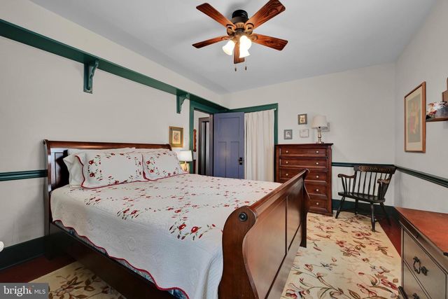 221 E AREBA AVE, Hershey, PA 17033