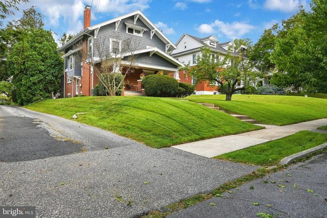 221 E AREBA AVE, Hershey, PA 17033