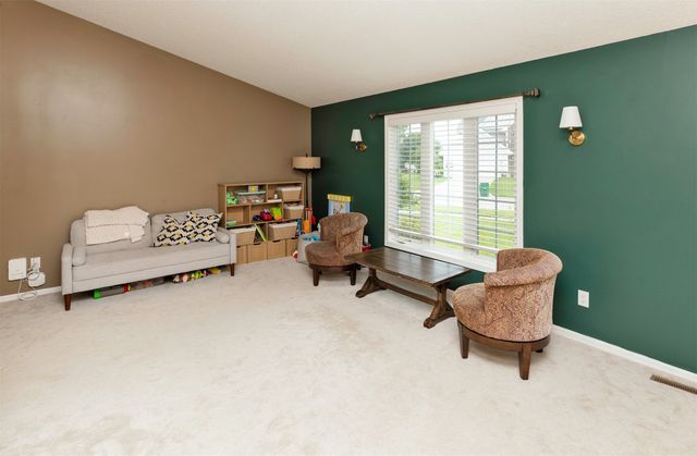 5740 NW 92nd Court, Johnston, IA 50131